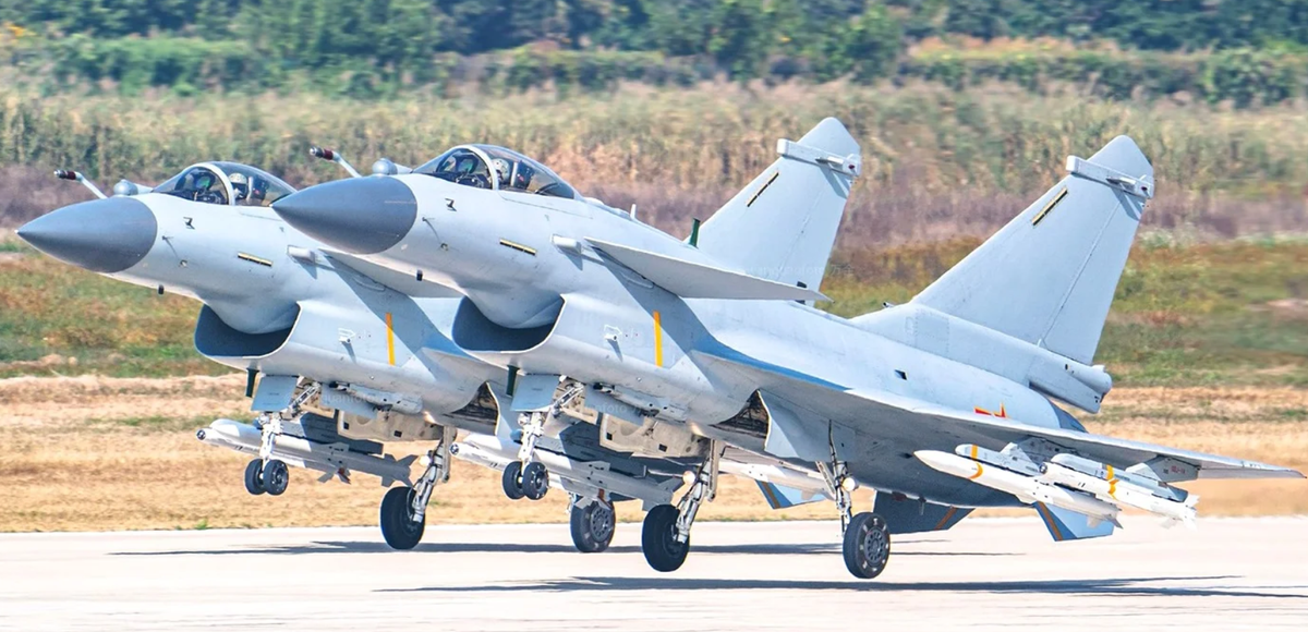 Trong khi thông tin chi tiết cụ thể về bộ tác chiến điện tử của J-10C còn khan hiếm, do cách tiếp cận bí mật của Trung Quốc đối với công nghệ quân sự, nhưng các nhà phân tích quốc phòng cho rằng, bộ tác chiến điện tử của J-10C có thể kết hợp các hệ thống gây nhiễu tương tự như KG300G hoặc KG600, có khả năng can thiệp vào hệ thống radar và liên lạc của đối phương. Ảnh: @PAF Falcons.