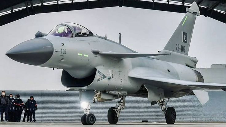 Hệ thống Radar mảng quét điện tử chủ động (AESA) của J-10C, được cho là một biến thể của KLJ-10, cung cấp khả năng phát hiện và theo dõi mục tiêu có độ chính xác cực kỳ cao. Ảnh: @pinterest.