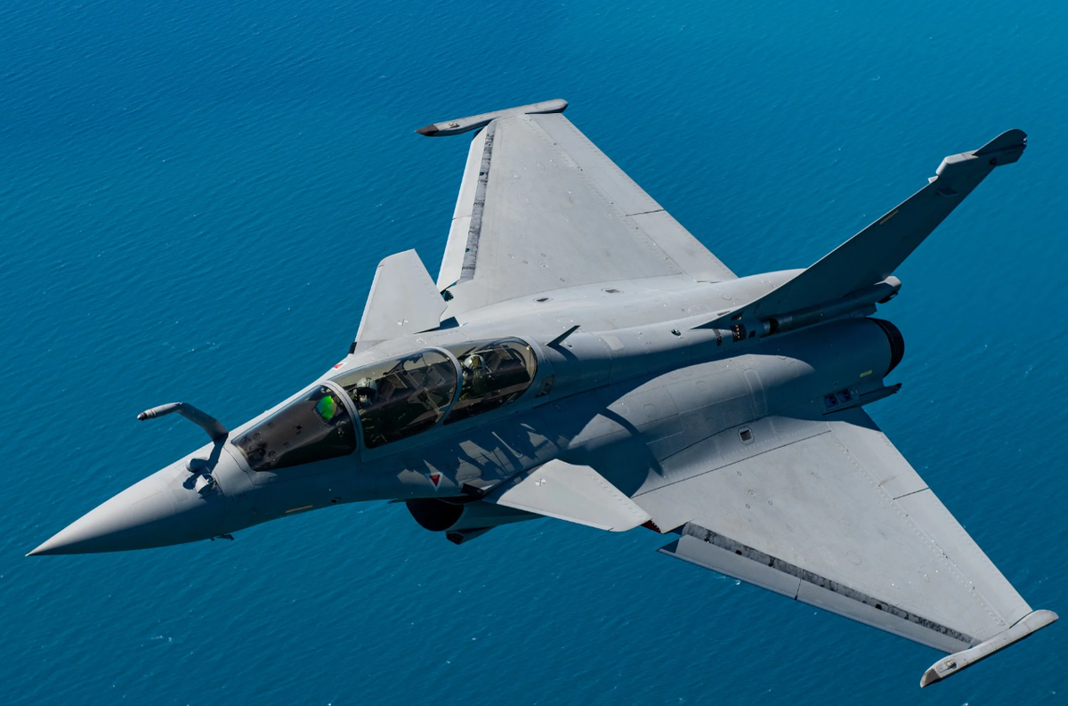 Được trang bị hai động cơ Snecma M88-2, Rafale đạt tốc độ tối đa Mach 1.8 (tức hơn 2.200 km/h) và phạm vi hoạt động khoảng 3.701 km. Hệ thống Radar Thales RBE2 AESA của Rafale cung cấp khả năng nhận thức tình huống vượt trội, cho phép nó theo dõi nhiều mục tiêu cùng lúc trên khoảng cách xa. Ảnh: @Dassault Aviation.