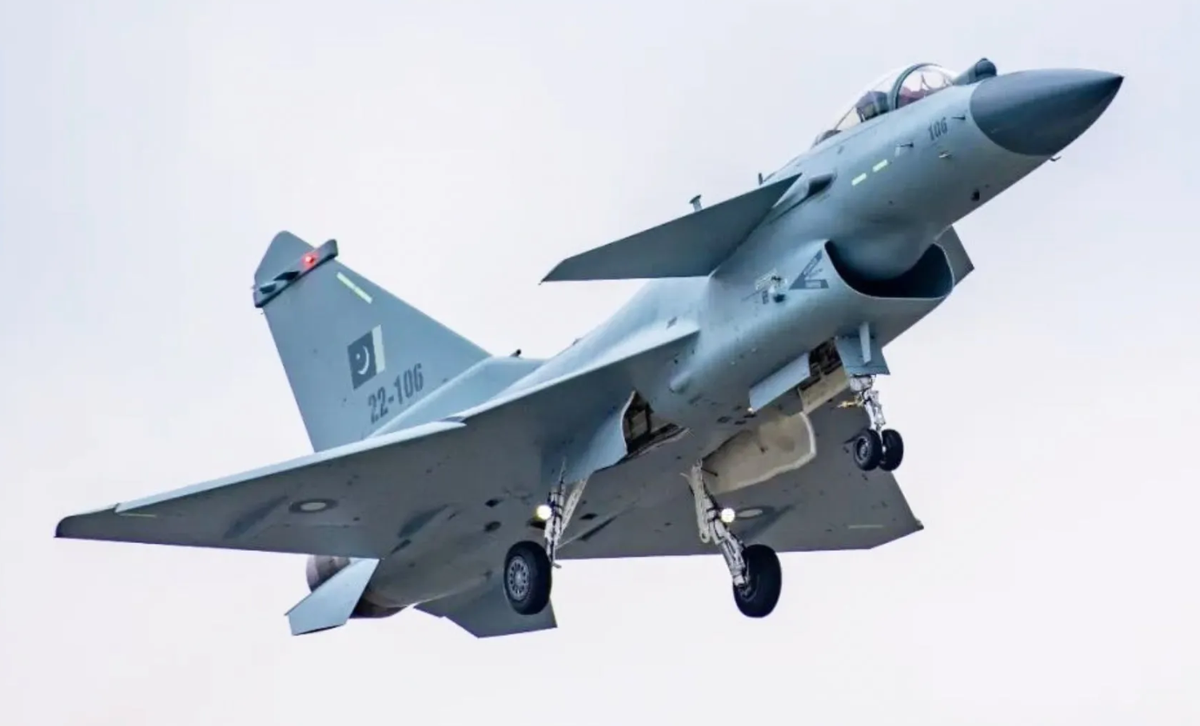 Máy bay J-10C cũng được trang bị hỗn hợp các loại vũ khí không đối không và không đối đất, bao gồm tên lửa tầm xa PL-15 có tầm bắn hơn 193 km, và tên lửa tầm ngắn PL-10 có đầu dẫn hồng ngoại tiên tiến. Ảnh: @Militär Aktuell.