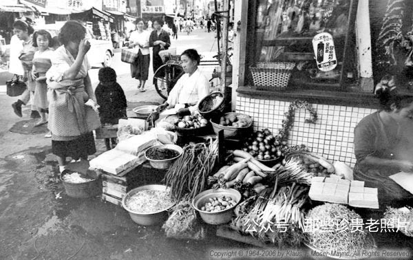 Một cửa hàng rau trên đường phố Seoul. Ảnh: sina.com.cn. 