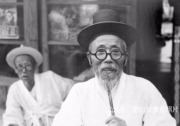 Hai cụ ông Hàn Quốc trong trang phục truyền thống những năm 60 thế kỷ 20. Ảnh: sina.com.cn. 