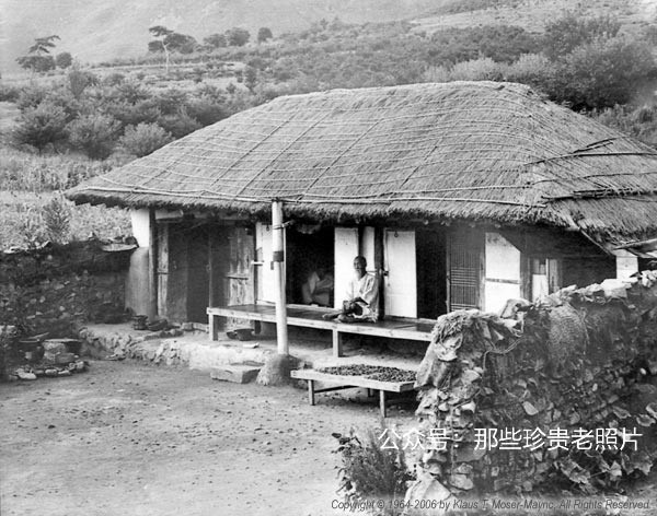 Quang cảnh ngôi nhà vùng nông thôn Hàn Quốc những năm 60 thế kỷ 20. Ảnh: sina.com.cn. 