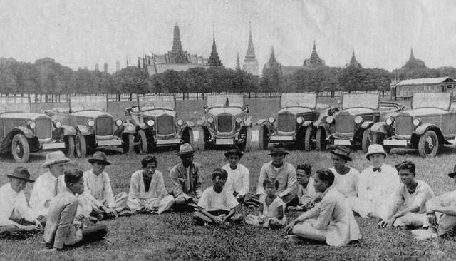 Những người Thái Lan giàu có và những người phương Tây trong một câu lạc bộ xe hơi đang ngồi nghỉ trên bãi cỏ. Ảnh: baidu.com.