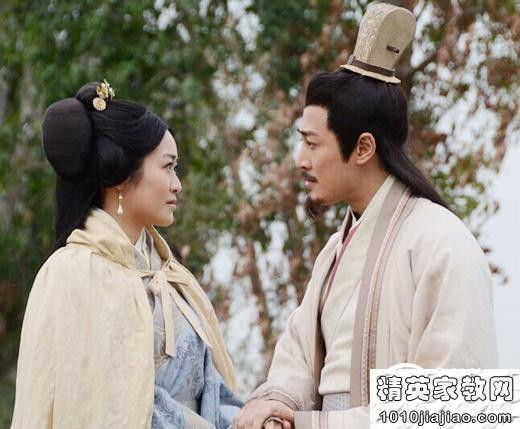 Sau khi nghe như vậy, Gia Cát Lượng đồng ý cưới Hoàng tiểu thư làm vợ. Hơn nữ khi cưới vợ, Hoàng Nguyệt Anh còn đưa ra quy tắc sau: một là không ngồi kiệu, hai là không cưỡi ngựa, ba là không ngồi thuyền. Chính vì thế, Gia Cát Lượng đã làm "xe ngựa xe bò bằng gỗ" để đến đón dâu, như vậy có thể đáp ứng được yêu cầu của Hoàng Nguyệt Anh. Ảnh: Nhân vật Hoàng Nguyệt Anh và Gia Cát Lượng được xây dựng trên phim ảnh, nguồn: baidu.com. 