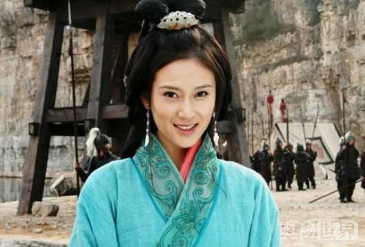 Hoàng Nguyệt Anh mang tiếng là một cô gái xấu xí đều là do lời nói của cha bà. Thời kỳ Tam Quốc là thời kỳ chiến tranh loạn lạc, địa vị của phụ nữ rất thấp, đều phụ thuộc vào nam giới. Mỹ nữ chính là đối tượng tranh cướp giữa các bên. Ảnh: Tạo hình của Hoàng Nguyệt Ảnh trên phim. Ảnh: baidu.com. 