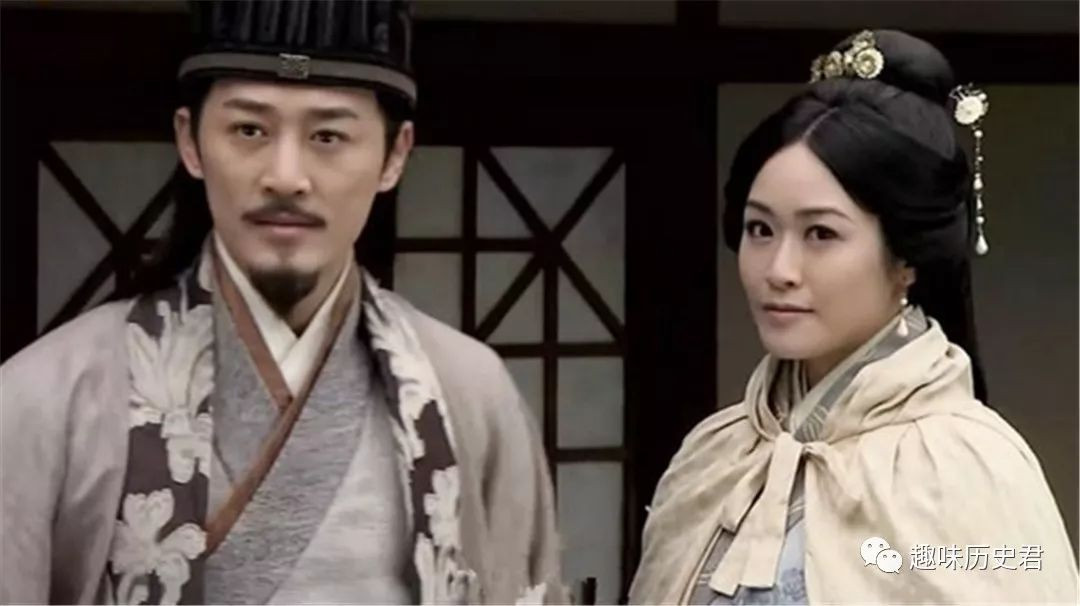 Do đó có thể nói, Hoàng Nguyệt Anh không xấu. La Quán Trung trong tác phẩm "Tam Quốc diễn nghĩa" của mình xây dựng Hoàng Nguyệt Anh là nhân vật có dung mạo xấu xí, kì thực là để cho Gia Cát Lượng thêm nổi bật bởi phụ nữ chỉ là được coi là người phục vụ cho anh hùng thời kỳ đó. Ảnh: Tạo hình của Gia Cát Lượng và Hoàng Nguyệt Anh trên phim ảnh, nguồn: baidu.com. 