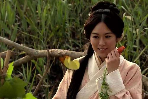 Để bảo vệ con gái, Hoàng Thừa Ngạn mới nói con gái mình có tướng mạo xấu xí, đồng thời có thể thăm dò được Gia Cát Lượng là người như thế nào. Nếu là một kẻ háo sắc, cho dù tài hoa xuất chúng mà nhân phẩm không tốt thì cũng không được. Hoàng Thừa Ngạn là Hình Châu danh sỹ, vợ là lại con gái nhà danh giá và cũng là người có nhan sắc thì làm sao có thể có được một người con gái có dung mạo không xinh đẹp? Ảnh: Tạo hình của Hoàng Nguyệt Anh trên phim, nguồn: baidu.com. 