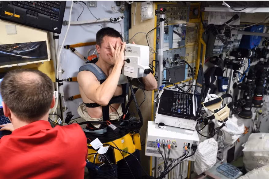 Trong quá trình nghiên cứu, Santiago Costantino phát hiện, hơn 70% phi hành gia trên Trạm ISS đã bị ảnh hưởng bởi hội chứng thần kinh mắt, liên quan đến các chuyến bay vũ trụ. Ảnh: @NASA.