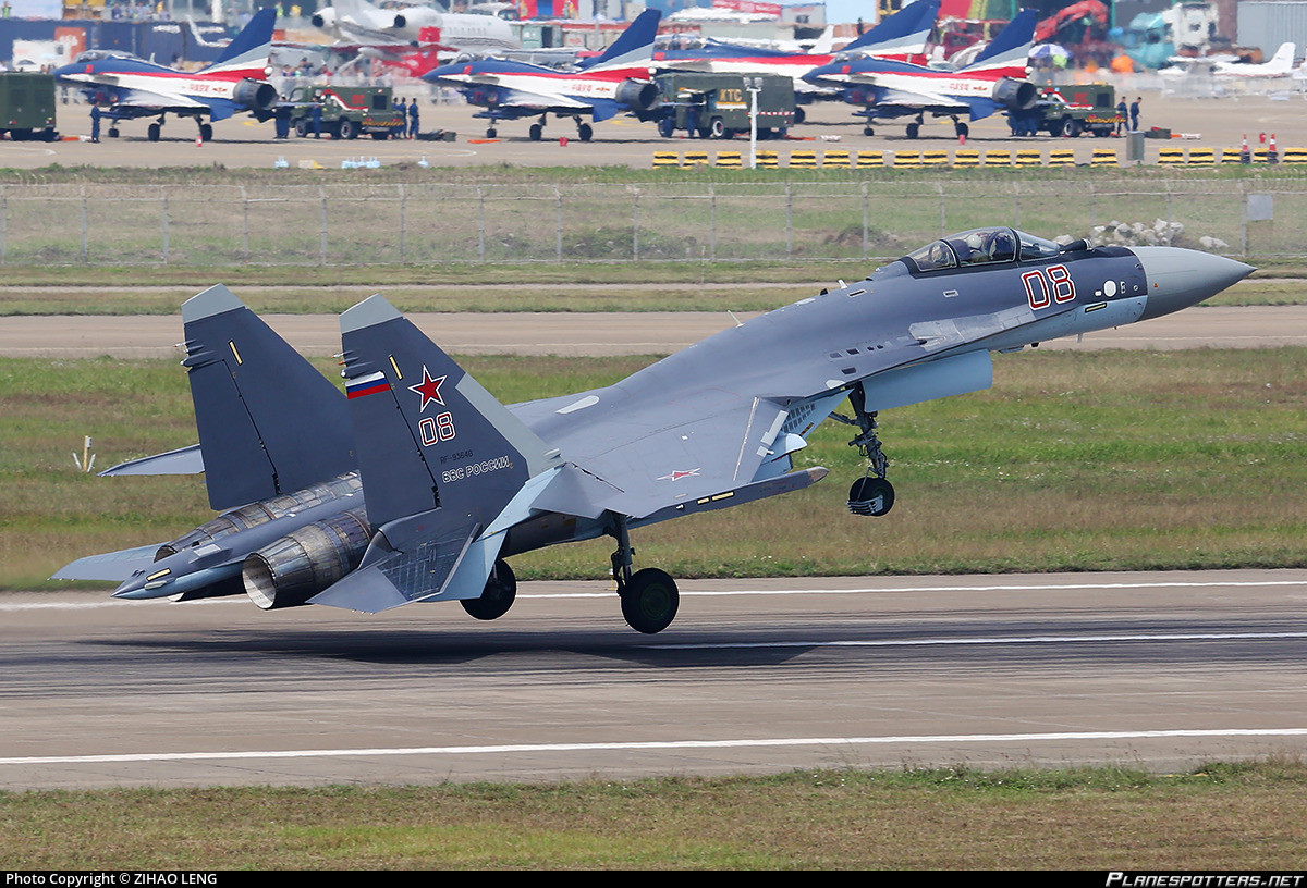 Được trang bị hai động cơ Saturn AL-41F1S với vòi phun đẩy vector, Su-35 đạt được khả năng siêu cơ động, cho phép thực hiện các động tác nhào lộn cực độ như động tác Pugachev Cobra, trong đó máy bay đột ngột bay chồm lên một góc gần như thẳng đứng mà không bị chết máy. Ảnh: @RAND.