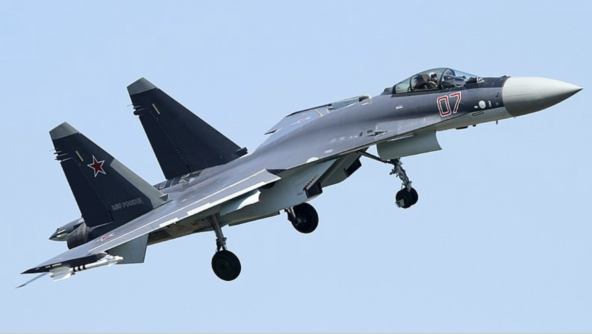 Sukhoi Su-35 thường được gọi là "Flanker-E" trong giới NATO, là máy bay chiến đấu đa năng thế hệ 4++ được thiết kế để thu hẹp khoảng cách giữa các thiết kế máy bay cũ của Liên Xô và máy bay tàng hình thế hệ thứ năm hiện đại. Nó là một máy bay phản lực một chỗ ngồi, hai động cơ, dài 22m, với sải cánh 15,3m. Ảnh: @Interesting Engineering.