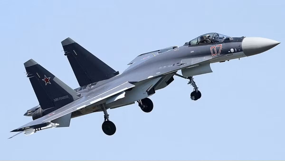 Sukhoi Su-35 thường được gọi là "Flanker-E" trong giới NATO, là máy bay chiến đấu đa năng thế hệ 4++ được thiết kế để thu hẹp khoảng cách giữa các thiết kế máy bay cũ của Liên Xô và máy bay tàng hình thế hệ thứ năm hiện đại. Nó là một máy bay phản lực một chỗ ngồi, hai động cơ, dài 22m, với sải cánh 15,3m. Ảnh: @Interesting Engineering. 