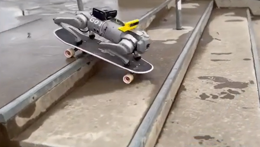 "Ví dụ, khi cho một quả bóng nảy tương tác với mặt đất, quả bóng có chuyển động liên tục trong không khí và chuyển đổi trạng thái chuyển động rời rạc dần khi va chạm với mặt đất", Teng giải thích. Ảnh: @Liu.