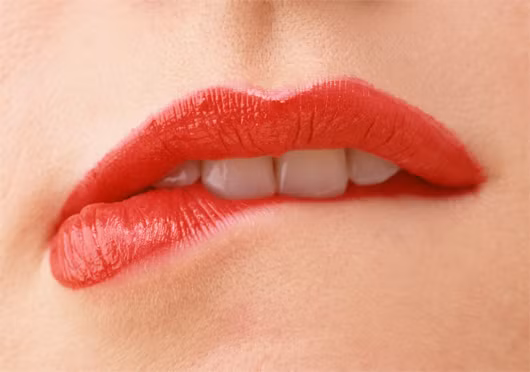 Nếu môi dưới nhiều hoa văn thì bạn là người nói nhiều, giao lưu rộng, khá hào phóng.