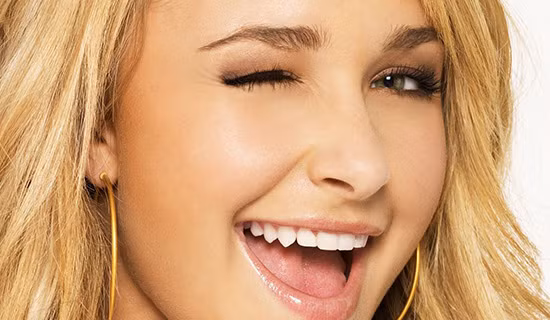 Môi trên mỏng, môi dưới dày: Bạn là người có tính cách mềm yếu, cực đoan, thường dùng những lời đường mật để dành lấy tình cảm của người khác.