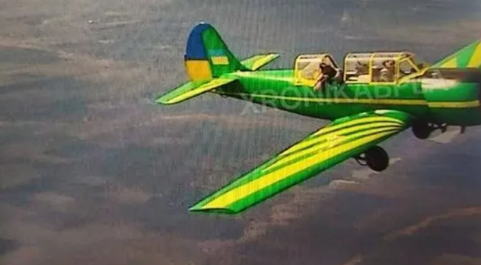 Ảnh chụp màn hình từ video về UAV do thám của Nga được phát tán trực tuyến ngày 24/3 cho thấy, một chiếc máy bay Yakovlev Yak-52 được sơn màu rất ấn tượng đã quay trở lại chiến đấu trên bầu trời Ukraine. Ảnh: @Eye of Horus.