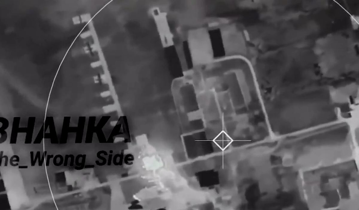 Không rõ liệu chiếc Yak-52 đầu tiên có nằm trong nhà chứa máy bay bị hư hại hay không. Nhưng điều đáng nói là bốn tháng sau đó, không có sự xuất hiện nào của chiếc Yak-52 trên bầu trời Ukraine. Ảnh: @forcesnews.