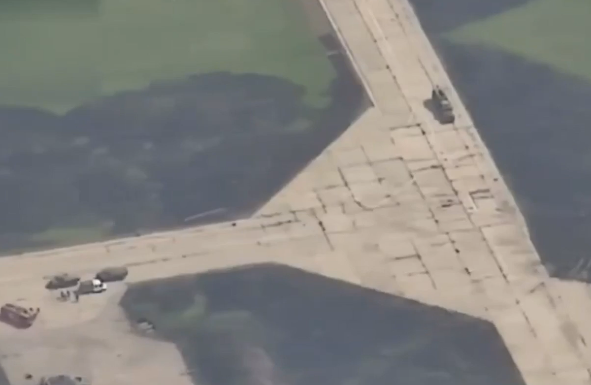 Một tên lửa đạn đạo Iskander lao vào, phát nổ giữa các UAV và nhà chứa máy bay của Ukraine gây ra nhiều đám cháy dữ dội. Ảnh: @forcesnews.