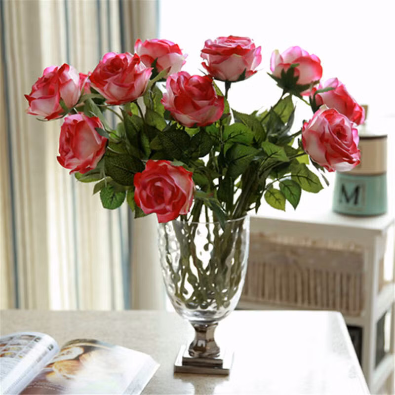 Trang trí hoa tươi ở phòng khách không chỉ giúp làm đẹp thêm không gian này mà còn có trợ giúp lớn khi thúc vượng phong thủy vận đào hoa cho các bạn đơn thân. Nguồn ảnh: Jd.com.