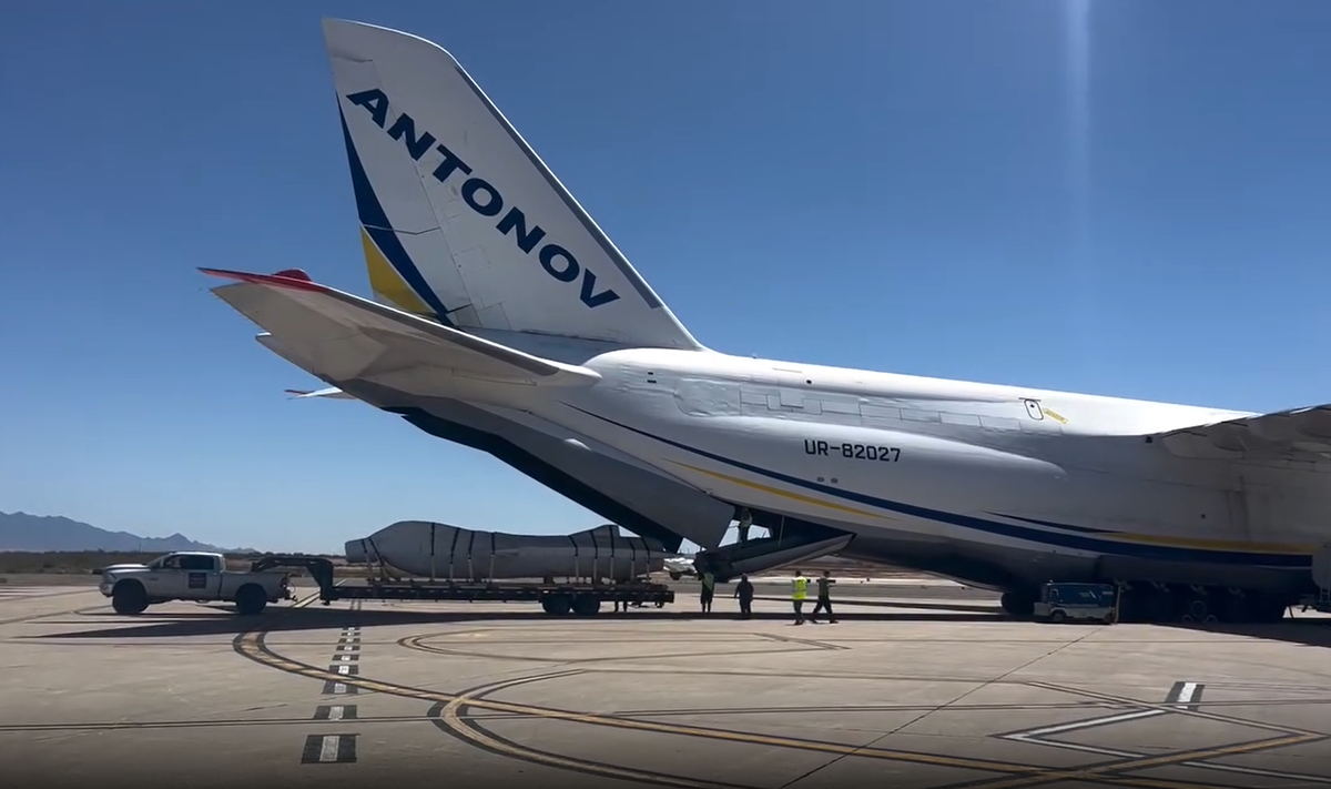 Sau khi những chiếc F-16 đã tháo dỡ được chất lên, chiếc Antonov An-124-100M của Ukraine cất cánh vào ngày 26 tháng 4, hướng đến Sân bay Rzeszów-Jasionka ở đông nam Ba Lan. Được biết, sân bay này là một trung tâm trung chuyển quan trọng cho vật tư quân sự do phương Tây cung cấp đến Ukraine. Ảnh: @HAULPRO / Telegram.