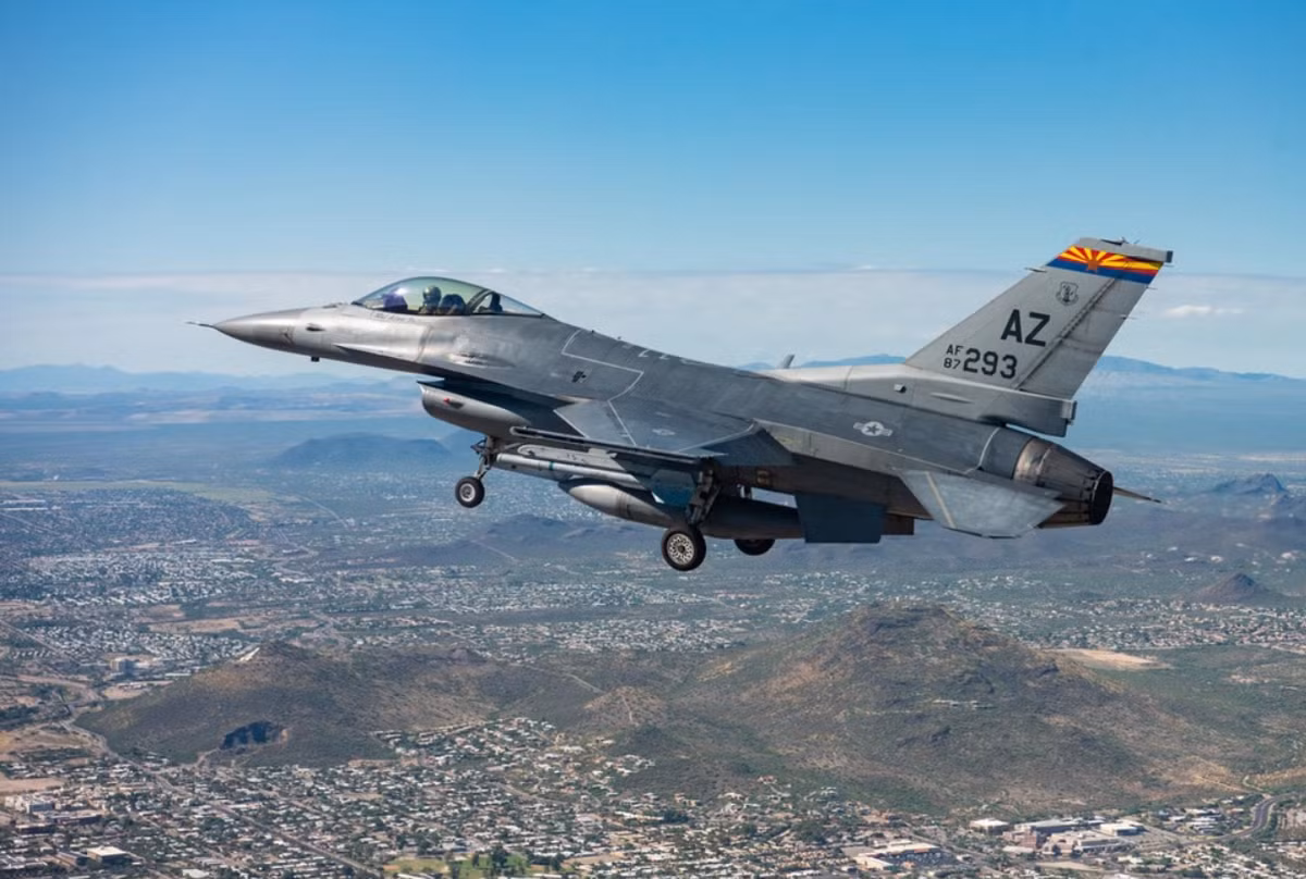 Theo một phát ngôn viên của Không quân Mỹ, Bộ Không quân Mỹ đã hỗ trợ duy trì các máy bay F-16 do châu Âu trao tặng cho Ukraine, bằng cách cung cấp các máy bay F-16 đã ngừng sử dụng và hoàn toàn không hoạt động cho Ukraine, để họ lấy phụ tùng thay thế. Ảnh: @Air Force Times.