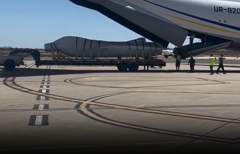 Các bằng chứng mới cho thấy, những chiếc F-16 này đang hướng đến Ukraine, khi những bức ảnh bắt đầu lan truyền trên mạng xã hội cho thấy, ít nhất ba chiếc F-16 được bọc màng kỹ càng. Chúng không có cánh, đuôi, động cơ và vòm radar, tất cả đang được đưa lên một chiếc Antonov An-124-100M của Ukraine tại Sân bay quốc tế Tucson, thuộc bang Arizona. Ảnh: @HAULPRO / Telegram.