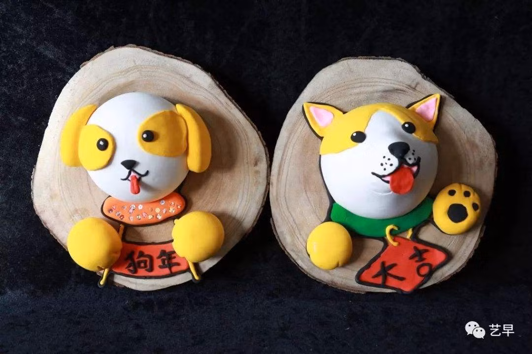  4. Con giáp tuổi Tuất: Nhiều nền tảng vững vàng đã được người tuổi Tuất tạo dựng từ cách đây khá lâu, sang tới thời điểm này, số phận an bài để họ được chạm tay tới thành công, giàu có vinh hoa. Tử vi 12 con giáp động viên rằng, đừng nghĩ cố gắng trước đây như dã tràng xe cát biển Đông, không có quá khứ, nào đâu có ngày nay. 