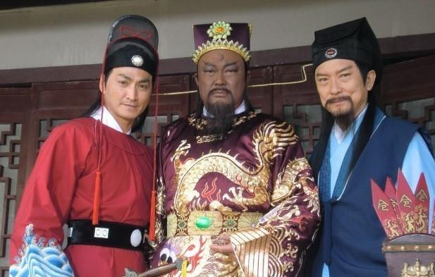 Bao Chửng chính là vị quan phụ mẫu dám lên tiếng vì người dân, nên được ca ngợi không ngừng. Không những vậy, những thuộc hạ xung quanh ông, cũng được người đời ca ngợi, trong đó có Triển Chiêu. Tạo hình Triển Chiêu, Bao Chửng, Công Tôn Sách trên phim trường. Nguồn: baidu.com.