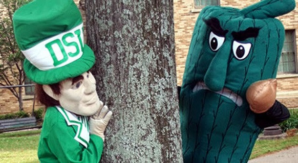 Chuyển sang chủ đề hung hãn, tức giận, đập vào mắt chúng ta là biểu tượng linh vật Fighting Okra (Trái Đậu Bắp Chiến Đấu) của trường Đại học Delta State. Fighting Okra gầy, bặm trợn, xấu tính, gây choáng với đôi găng tay đấm bốc và rất hung hăng. Ảnh: @Jardoit.