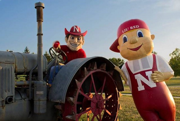 Trường Đại học Nebraska – Lincoln sở hữu nhiều linh vật cũ. Linh vật cuối cùng, gần đây nhất của trường suốt hai thập kỷ vẫn không hề già đi. Đó là Lil' Red, thực chất là một cậu bé bơm hơi, có má phồng như muốn được người khác vẹo má, hơn là gieo rắc nỗi sợ hãi vào tâm trí người xem. Ảnh: @Huskers.
