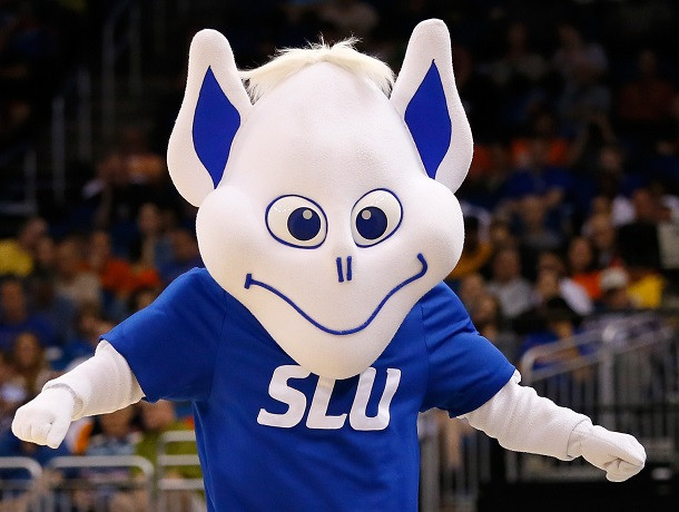 Một nửa là yêu tinh, một nửa là dơi, linh vật kỳ lạ này tên là Billiken. Nó là biểu tượng của trường Đại học Saint Louis, thường thấy tại các sự kiện thể thao. Dựa trên một món đồ chơi thời thượng đầu những năm 1900, Billiken lại là biểu tượng linh vật mang lại may mắn cho trường. Ảnh: @The Players Tribune.