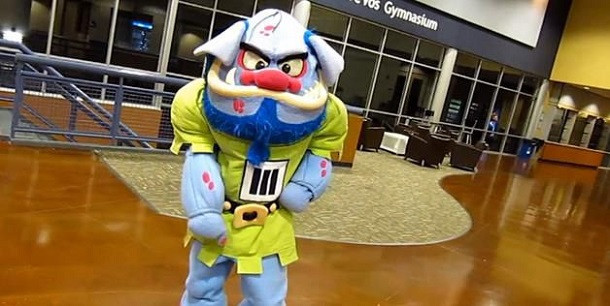 Nhân vật gớm ghiếc nhất trong danh sách này chính là The Troll của trường Trinity Christian College. Có rất nhiều câu chuyện lan truyền về cách linh vật này ra đời, trong đó có huyền thoại cho rằng, nhiều người đã nhìn thấy linh vật The Troll hay xuất hiện vào ban đêm gần Cầu 123rd Street. Ảnh: @Fiesta Frog.