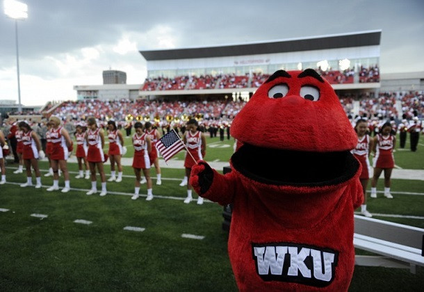 Có lẽ là họ hàng với sinh vật Grimace xuất hiện trong quảng cáo thương hiệu McDonalds, linh vật Big Red của trường Western Kentucky có hàm răng trống trơn, thân hình đỏ đầy đặn. Diện mạo này còn trông giống như một viên kẹo hiệu Hot Tamales, hơn là một linh vật đáng sợ. Ảnh: @WKU Herald.