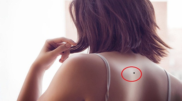 Nốt ruồi ở chính giữa lưng: Người có nốt ruồi ở chính giữa lưng cho dù là nam hay nữ đều có tướng phú quý. Khi nhỏ họ được cha mẹ bảo bọc, đồng thời được kế nghiệp sự nghiệp của tổ tiên. Lúc trưởng thành, họ lại có quý nhân tương trợ, gặp hung hóa cát, đạt được nhiều thành tựu trong sự nghiệp, còn khi về già, lại được hưởng phúc từ con cháu. Ảnh: skytv.vn.