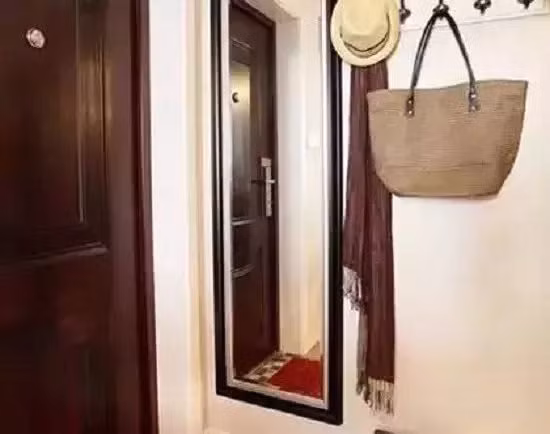  1. Đặt gương sau cửa: Gương là vật dụng thiết yếu trong mỗi gia đình, đặc biệt nó rất quan trọng với phái đẹp, nhưng xét theo góc độ phong thủy, gương là đồ vật mang tính âm, tính lạnh, cho nên có rất nhiều cấm kỵ khi bài trí gương. Ảnh: Sohu.com.