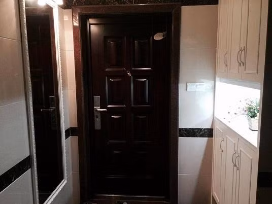 Phía sau cửa chính thuộc hướng âm, những thứ không sạch sẽ trong nhà thường hội tụ ở đây, gương cũng mang tính âm, nếu đặt gương sau cửa sẽ khiến tài vận của gia chủ bị hao tổn. Ảnh: Sohu.com.