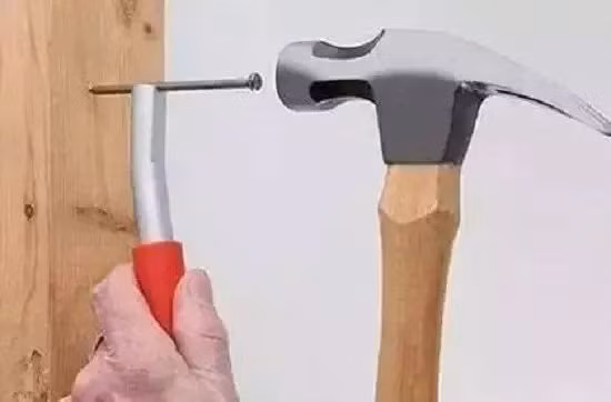  2. Đóng đinh đằng sau cửa: Thủy là tài, thủy lại sinh mộc, vì vậy cửa gỗ thường có tác dụng hút tài, nếu đóng đinh, đinh thuộc kim, kim khắc mộc sẽ dẫn đến tình trạng hao tài tốn của. Ảnh: Sohu.com.