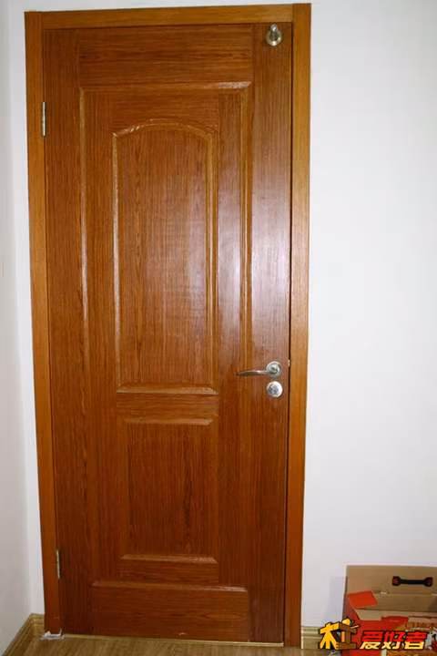 Rất nhiều người đóng đinh ở mặt sau cửa ra vào để treo một số đồ vật, điều này thật sự không tốt, vì theo phong thủy nhà ở, cửa giống như bộ mặt của con người, đóng đinh lên trên cửa giống như việc dùng vật nhọn rạch lên mặt. Nếu bạn phải treo đồ vật, thì nên dùng những móc dán. Ảnh: Sohu.com.