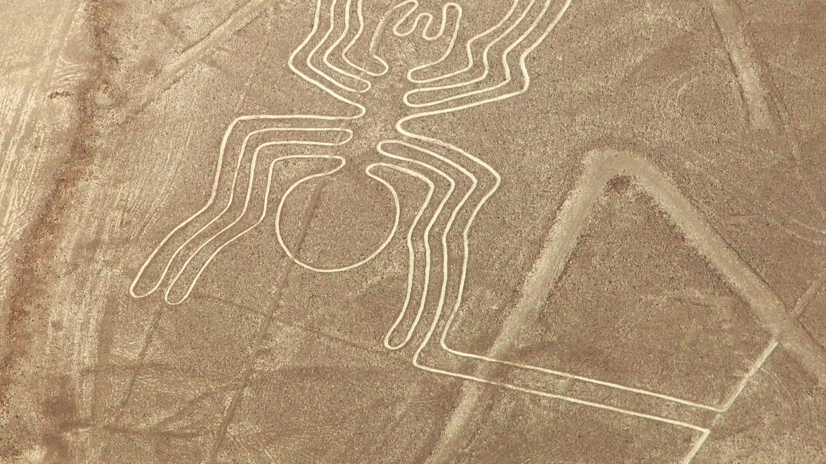2.000 năm trước, nền văn minh tiền Inca đã khắc loạt hình vẽ khổng lồ vào đồng bằng ven biển Peru. Được gọi là Đường Nazca (Nazca Lines), những hình vẽ địa hình này phần lớn vẫn chưa được biết đến, cho đến khi máy bay bắt đầu bay qua khu vực vào những năm 1930. Ảnh: @Getty.