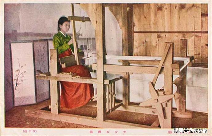 Thiếu nữ đang dệt vải bên khung cửi. Ảnh: sohu.com. 