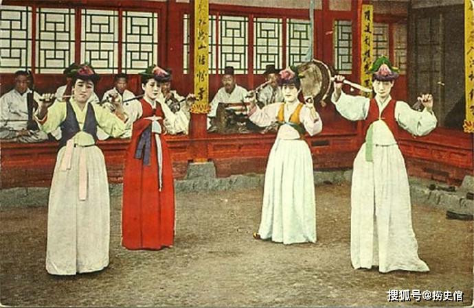 Ban nhạc truyền thống và đội múa. Ảnh: sohu.com.