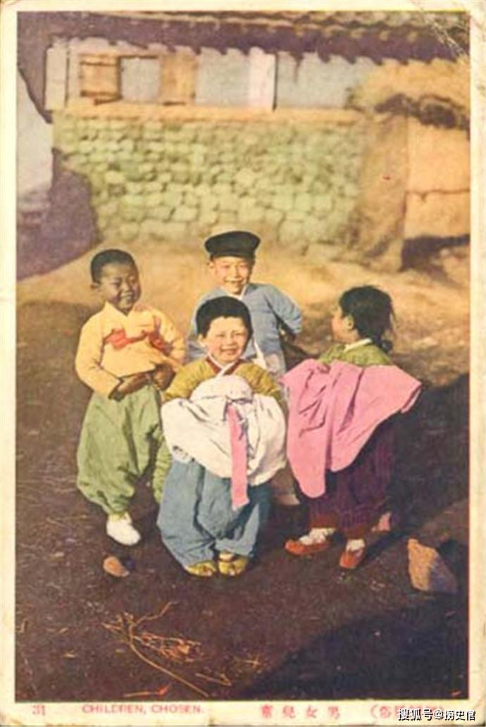 Những em bé Hàn Quốc vui tươi, cười đùa trong sân nhà. Ảnh sohu.com.