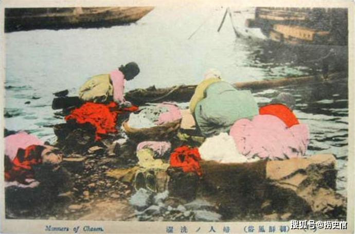 Hai người phụ nữ đang giặt quần áo ven sông. Ảnh: sohu.com. 