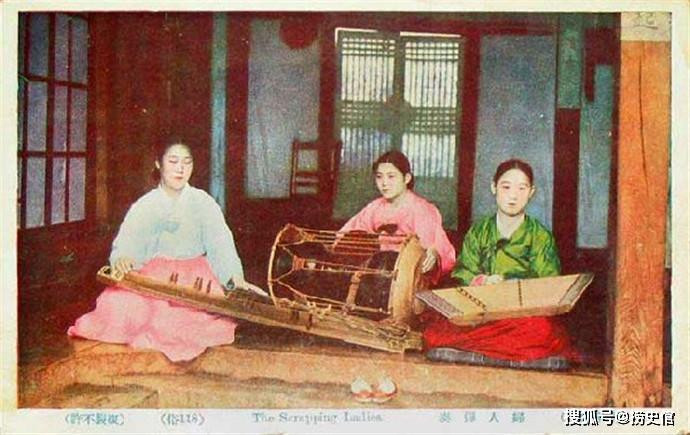 Ba cô gái đang chơi nhạc cụ truyền thống của xứ sở kim chi. Ảnh: sohu.com.