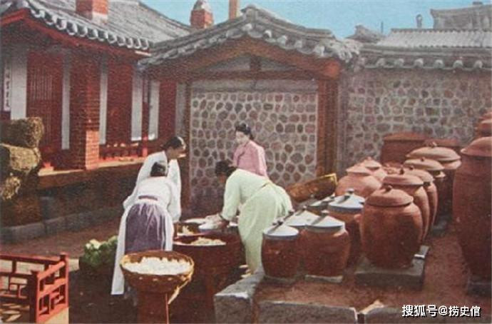 Những người phụ nữ Hàn Quốc đang làm việc trong sân nhà. Ảnh: sohu.com.