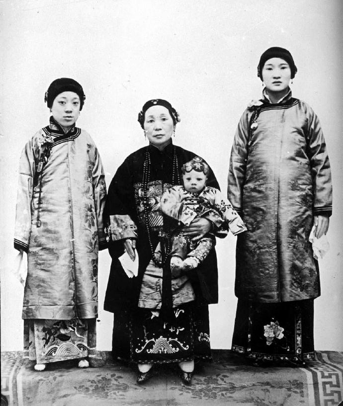 Ảnh chụp một lão phu nhân gia đình giàu có người Hán đang bế cháu nội. Ảnh: sina.com.cn.