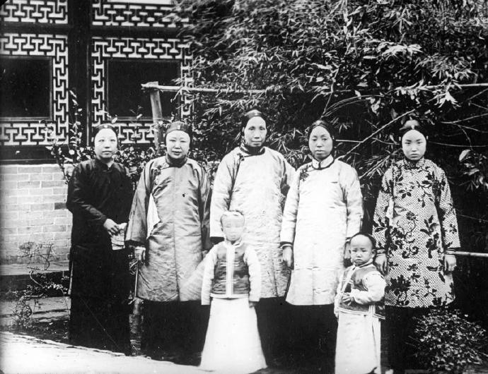 Ảnh chụp các phu nhân người Hán và con cái của họ trong vườn nhà. Ảnh: sina.com.cn. 