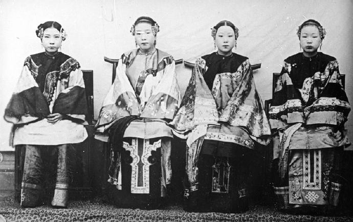 Bốn phu nhân người Hán trong một gia đình thương nhân giàu có. Ảnh: sina.com.cn. 