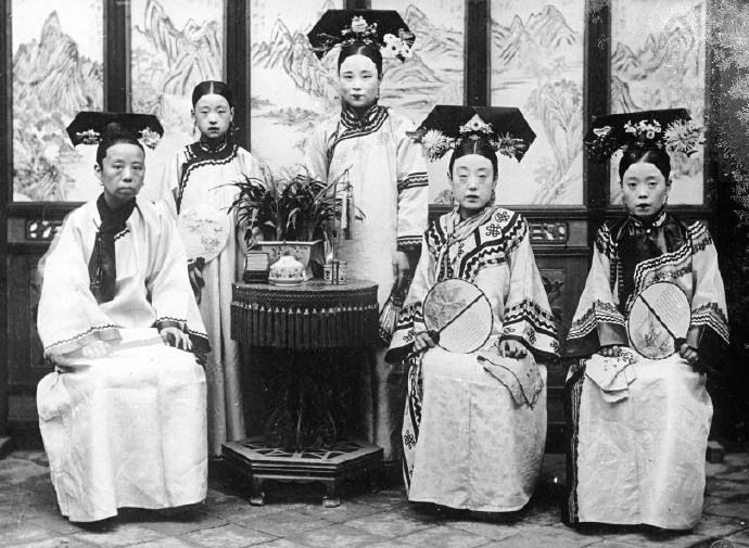 Các phu nhân quý tộc Mãn Châu và người hầu. Ảnh: sina.com.cn. 