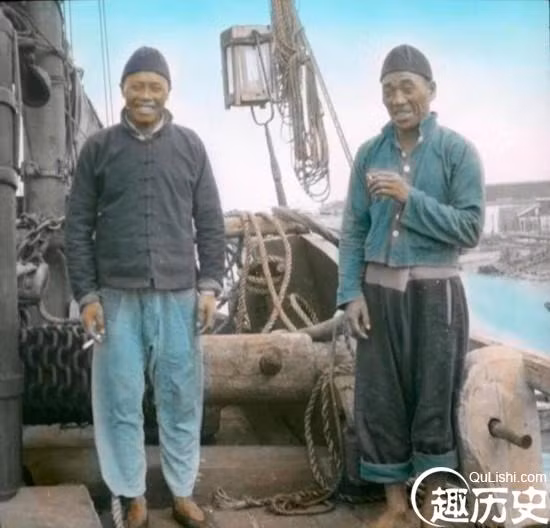 Nụ cười của những thủy thủ trên thuyền ở Ninh Ba. Ảnh: Qulishi.com.